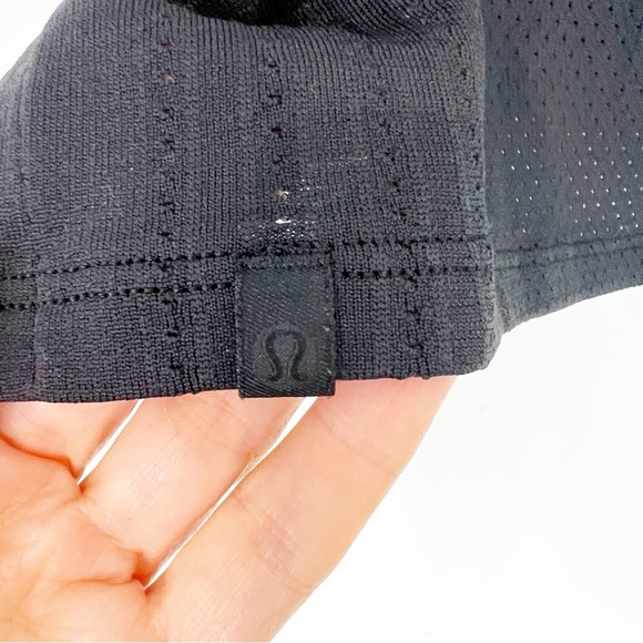 LULULEMON BLACK TRAIN TO BE SLEEVELESS CROP ATHLETIC TANK TOP WOMENS SZ 4 - Picture 5 of 8